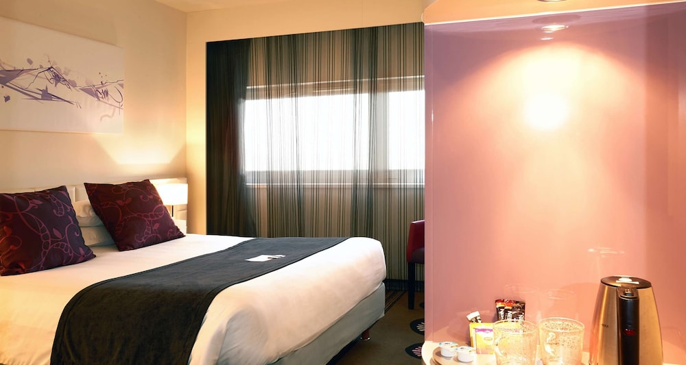 Standard Room, 1 Queen Bed, Non Smoking - Photo 9