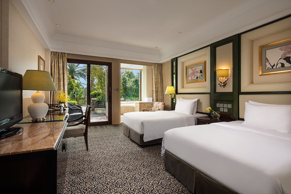 Deluxe Pool View Twin-size Bed Room