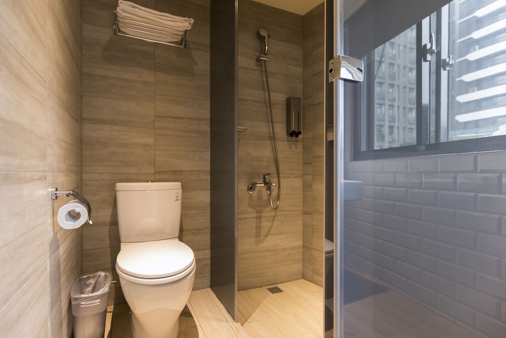 1 bed in 4 Beds Female Ensuite room photo 3