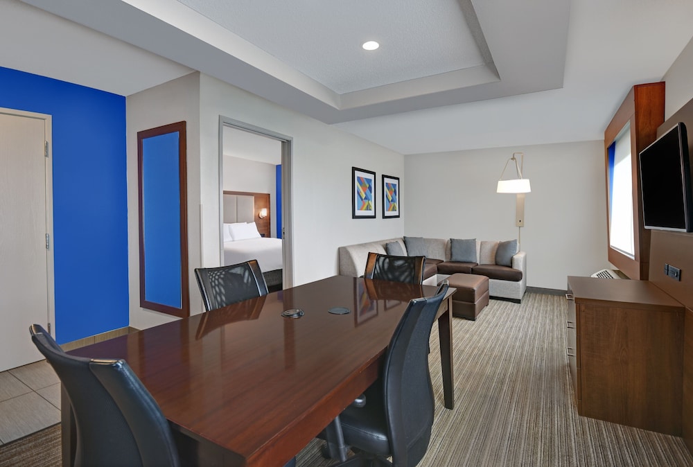 Suite, 2 Queen Beds - Photo 2