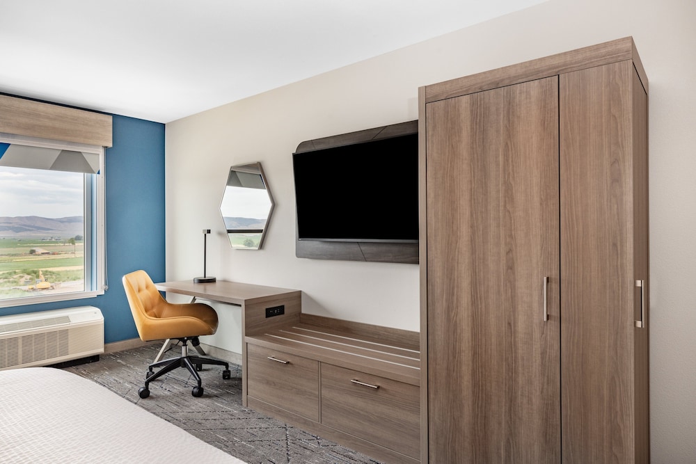 Suite, 1 King Bed, Accessible (Communications) - Photo 2