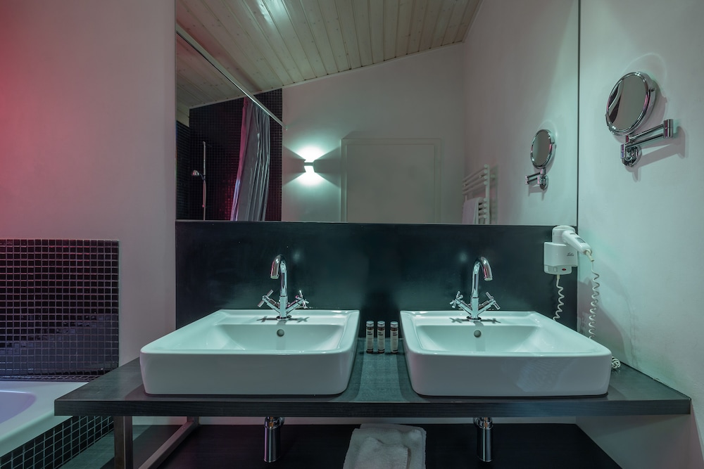 Suite - Photo 14