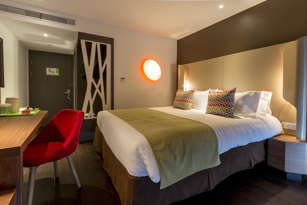 Standard Room, 1 Queen Bed photo 2