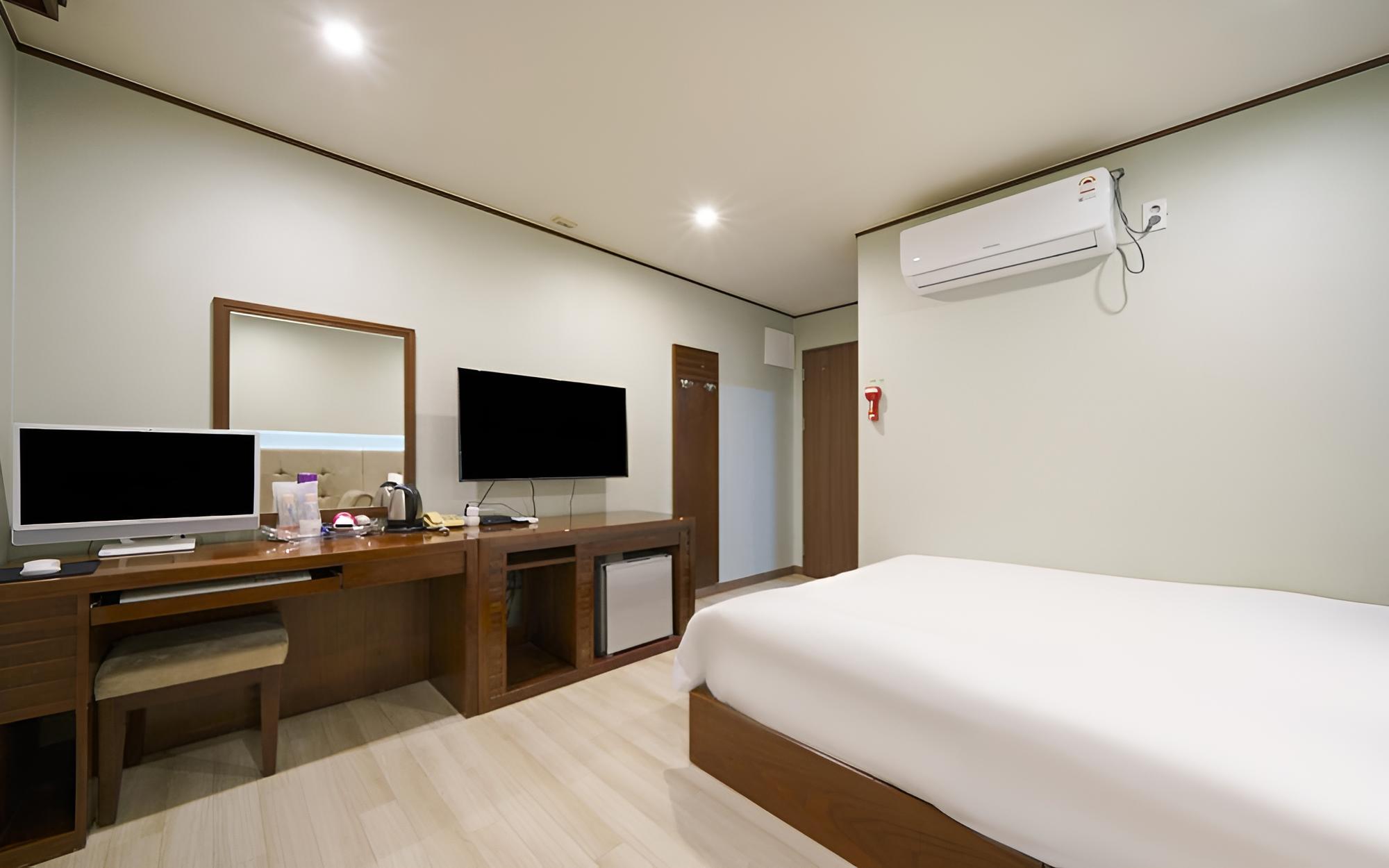 Room (Business Standard (Double Bed Hotel B) - Photo 25