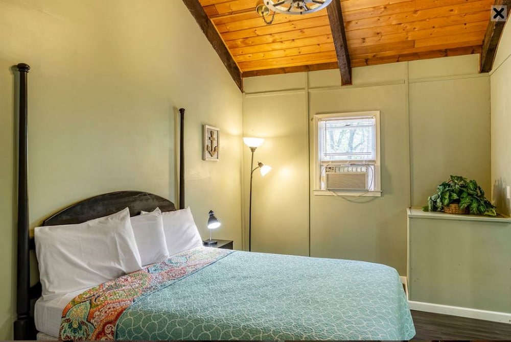 Cabin, 2 Bedrooms, Non Smoking (No Pets, Linens Included) photo 1