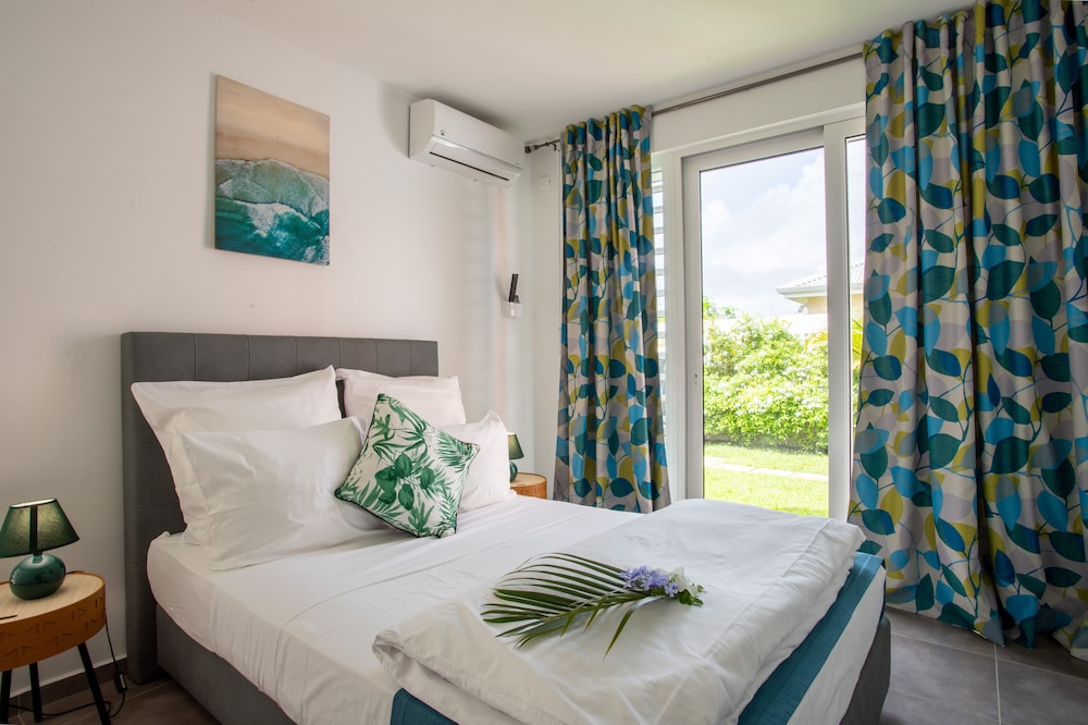 Exclusive Suite, 1 Queen Bed with Sofa bed, Balcony, Pool View photo 2