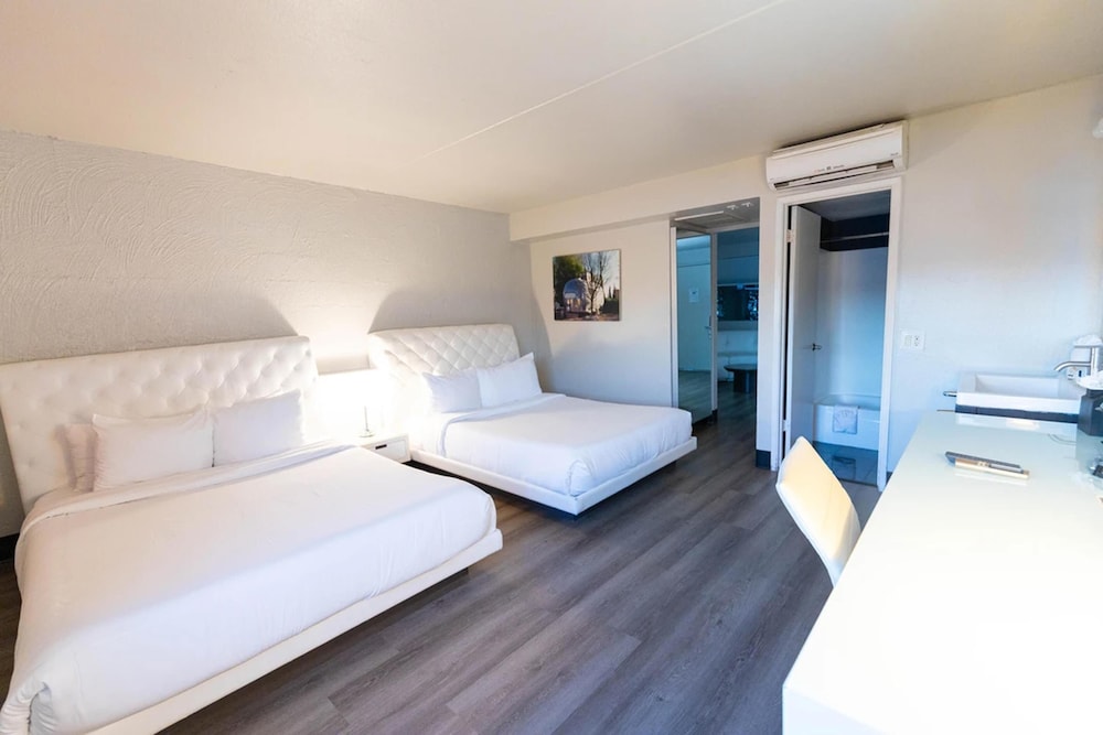 Deluxe Room, 2 Queen Beds, Non Smoking - Photo 1