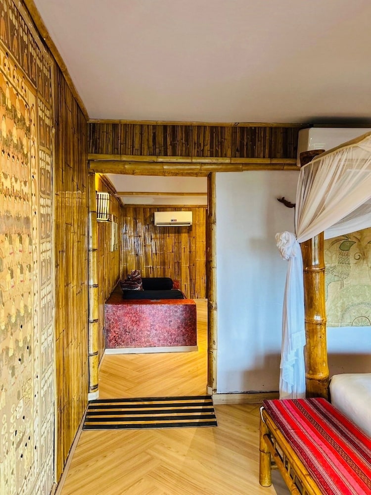 Boutique Cottage with Balcony Bathtub - Photo 5