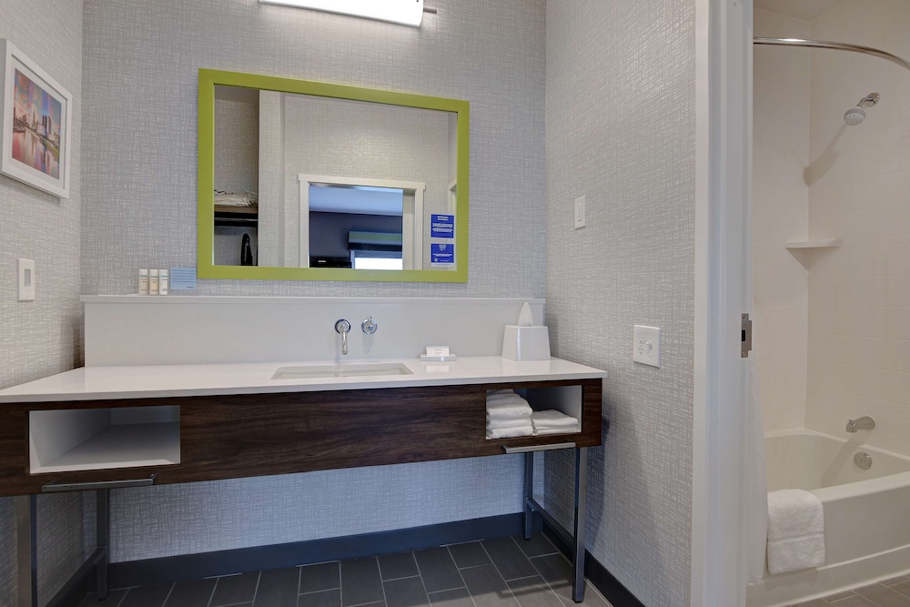 Room, 1 King Bed, Accessible, Refrigerator & Microwave (Bathtub) - Photo 3