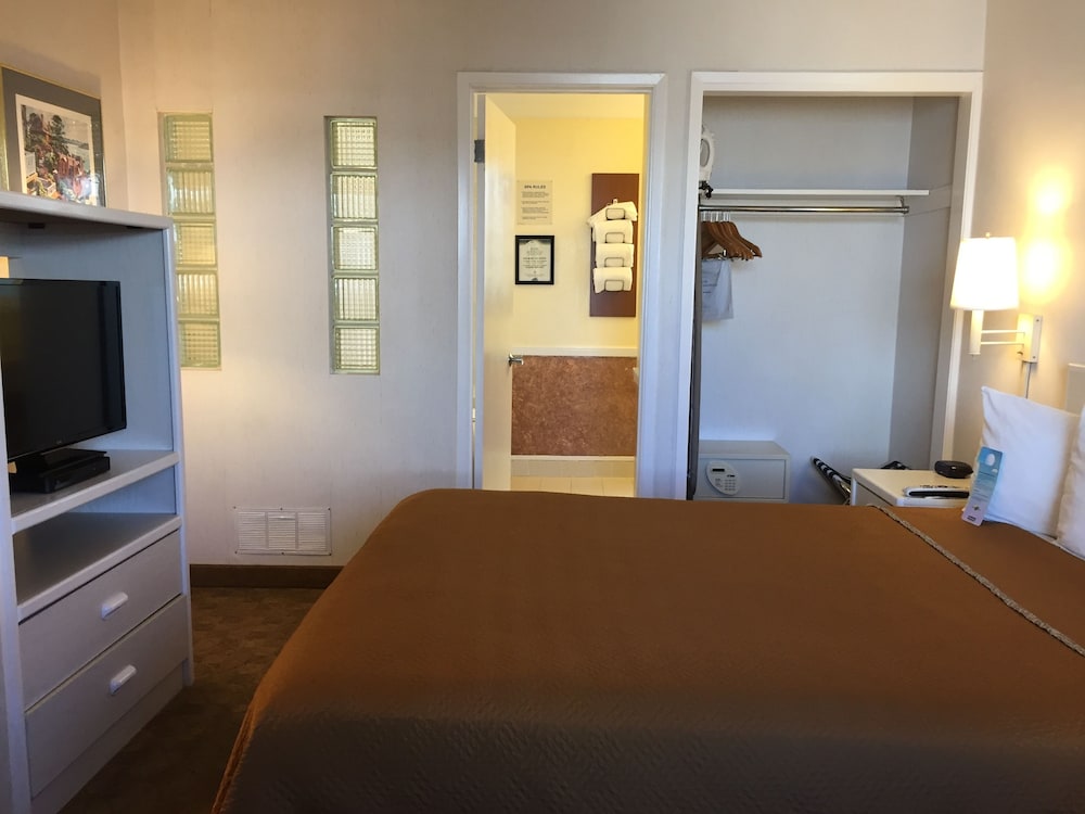 Standard Room, 1 Queen Bed, Hot Tub photo 3