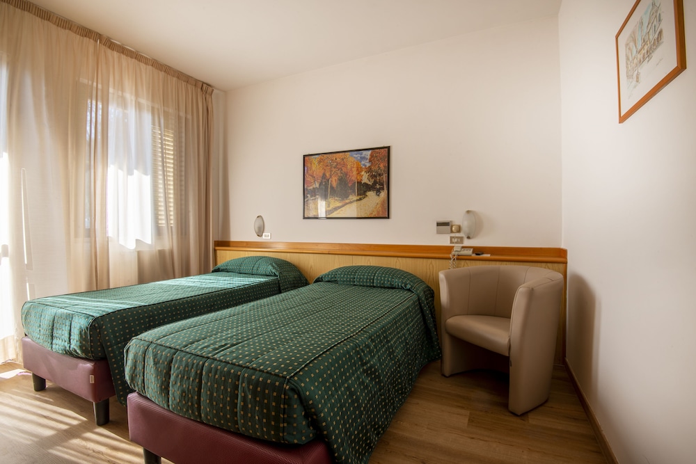 Twin Room with extra bed - Photo 5