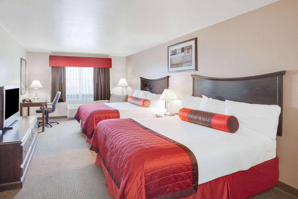 Business Suite, 2 Queen Beds - Photo 2