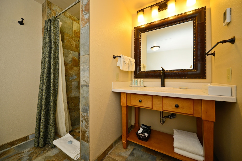 Room, 1 King Bed, Jetted Tub, Courtyard Area (Stair Access Only) - Photo 3