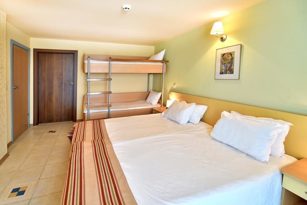 Double Room with Partial Sea View photo 3