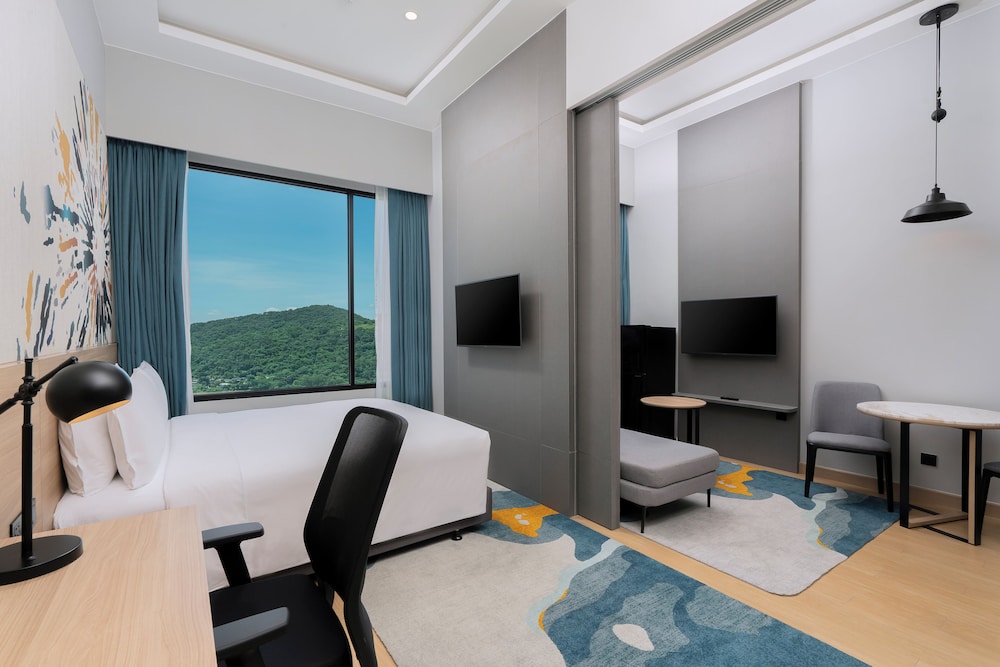 Suite, 1 King Bed, Balcony - Photo 4