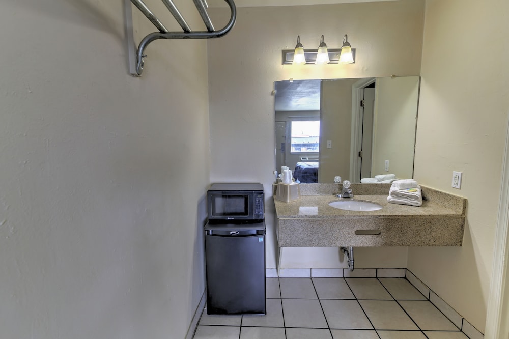 Standard King, Smoking - Newly Renovated - Photo 8