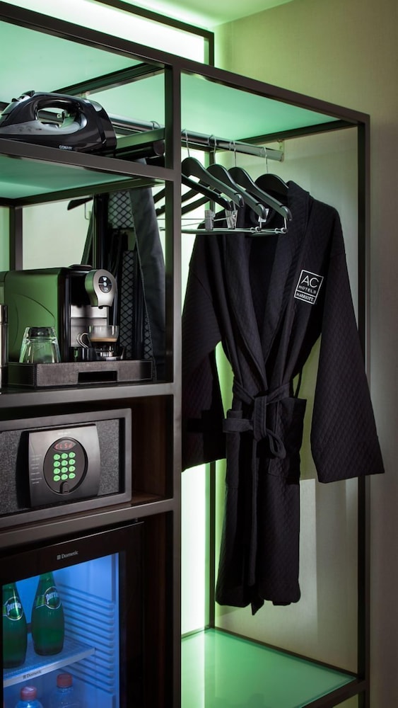 Suite, 1 Bedroom, Bathtub photo 2