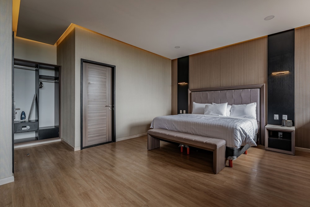 Suite - Photo 9