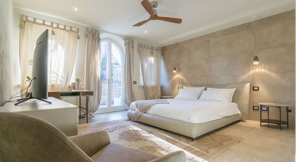 Deluxe Double Room, 1 King Bed, Non Smoking, Garden View (La Merope) photo 2