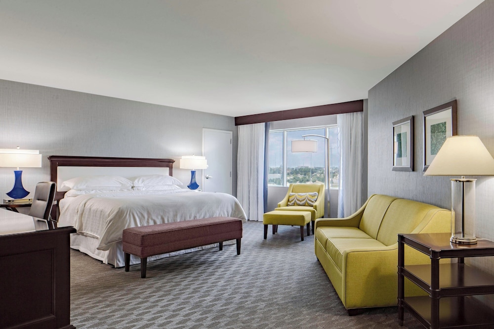 Club Suite, 1 King Bed photo 2