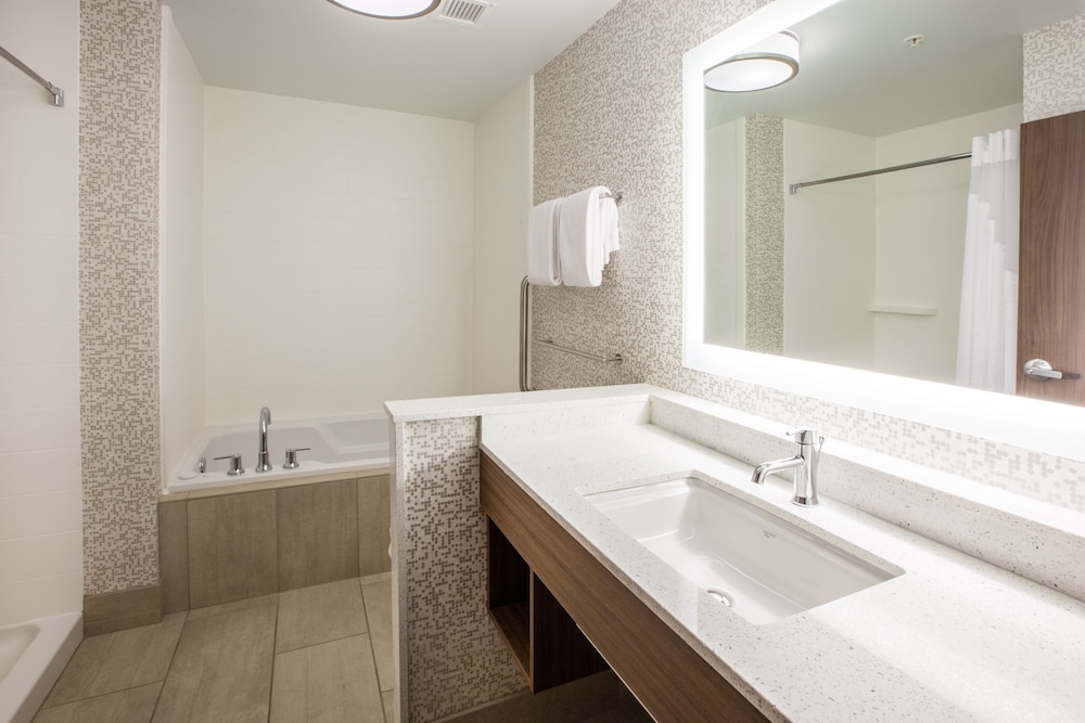 Standard Room, 1 King Bed, Jetted Tub