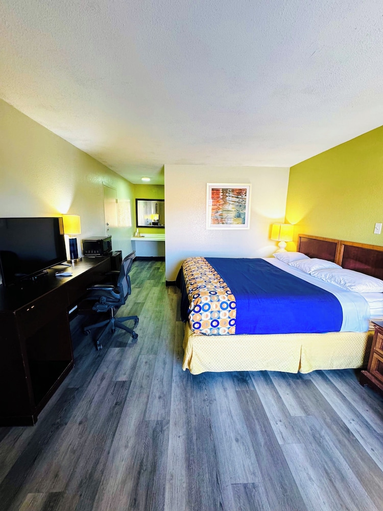 Room, 1 King Bed, Non Smoking photo 1