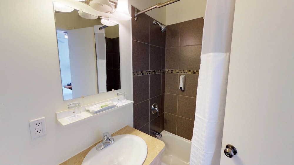 Room, 1 Queen Bed, Partial Sea View (Regular) photo 3