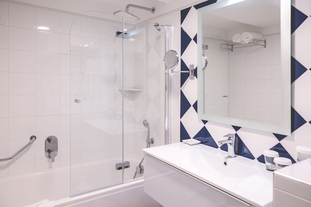 Executive Double or Twin Room, Partial Sea View thumbnail 5