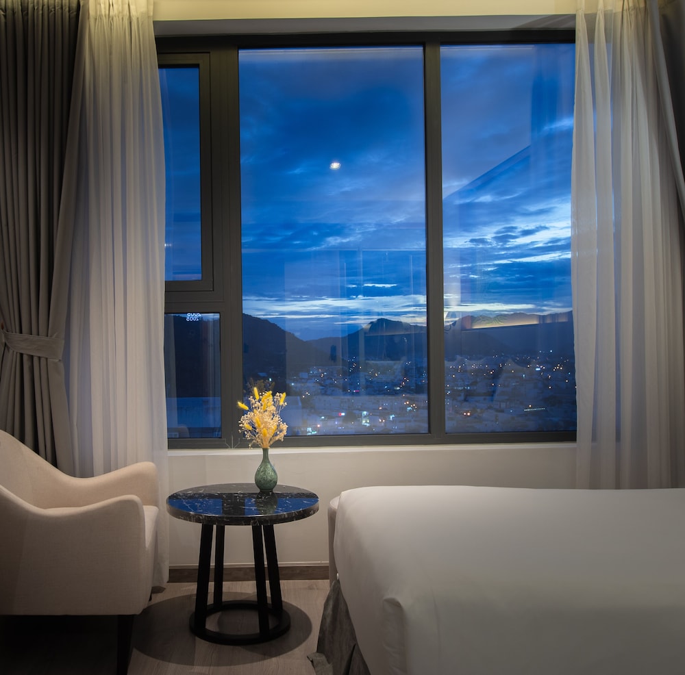 Superior Twin with city view - Photo 10