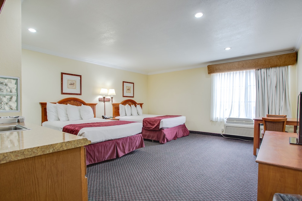 Superior Room, 2 Queen Beds, Microwave photo 3