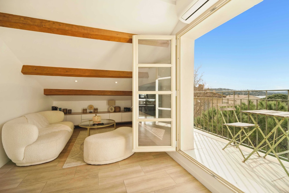 Classic Apartment, Balcony, City View