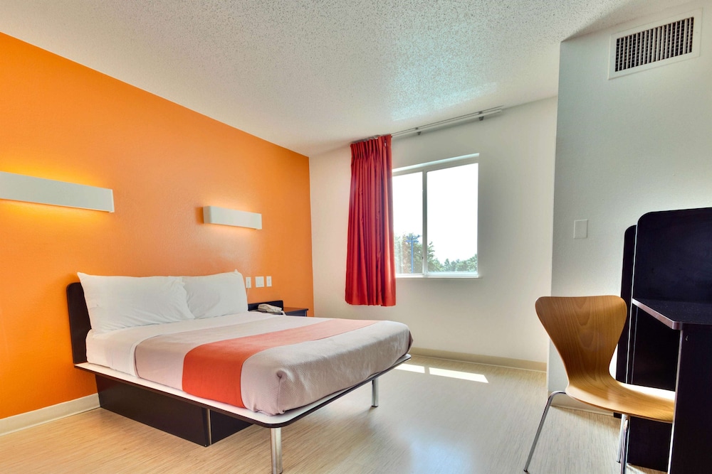 Premium Room, 1 Queen Bed, Non Smoking, Refrigerator & Microwave photo 1
