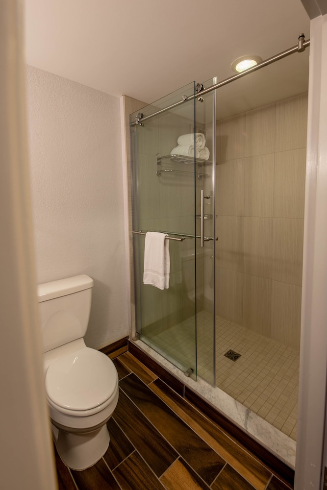 Standard Room, 2 Queen Beds (Bath Shower Combo) - Photo 11