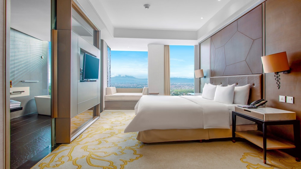 Premium Room, 1 King Bed, Club Lounge Access, Golf View thumbnail 5