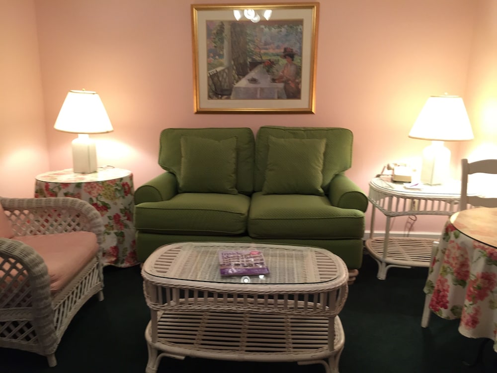 Family Room, 2 Queen Beds, Refrigerator & Microwave photo 3