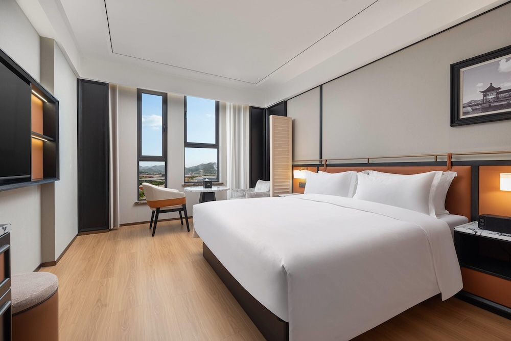 Deluxe Room, 1 King Bed, Non Smoking photo 1