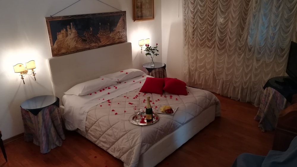 Luxury Suite, 1 Queen Bed, Ensuite photo 2
