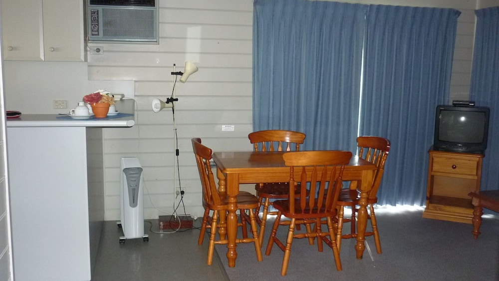Basic Cabin, 2 Bedrooms, Non Smoking, Kitchenette (Mansfield Country cabins) photo 3