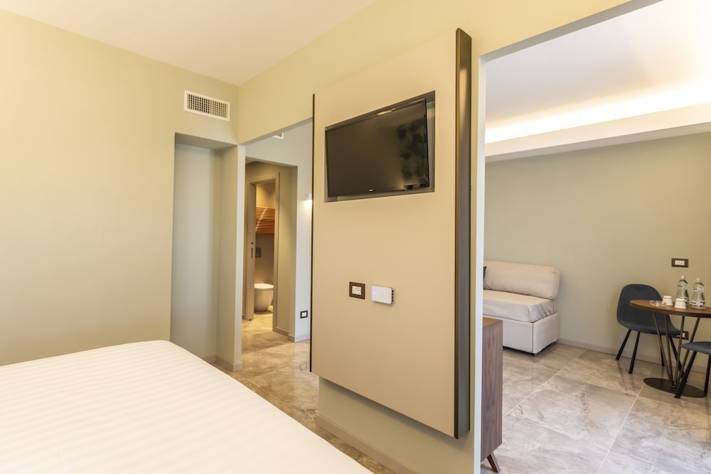 Basic Suite, 1 King Bed with Sofa bed, Balcony, Partial Sea View photo 3