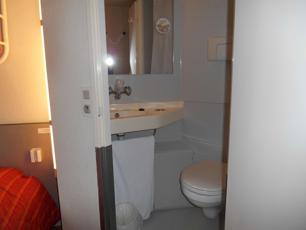 Standard Room, 3 Twin Beds - Photo 6
