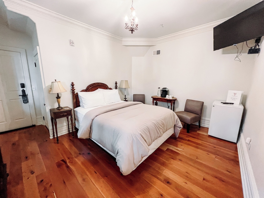 Standard Suite, 1 Queen Bed, Courtyard View photo 1