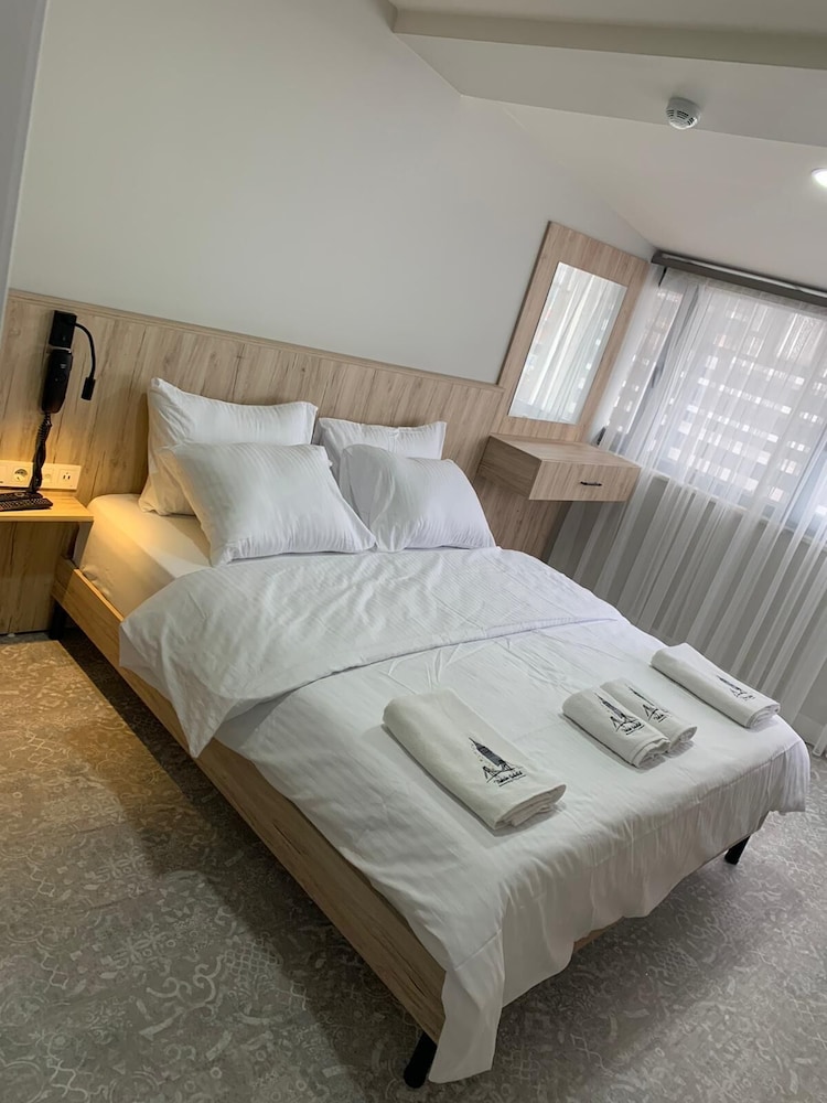 Deluxe Double Room, 1 Queen Bed photo 3