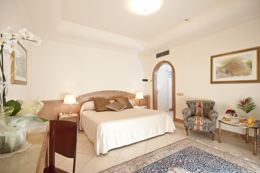 Deluxe Double Room - Photo 8