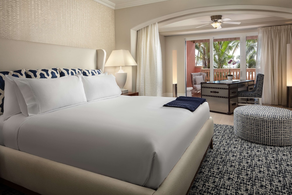Suite, 1 King Bed with Sofa bed, Balcony photo 2