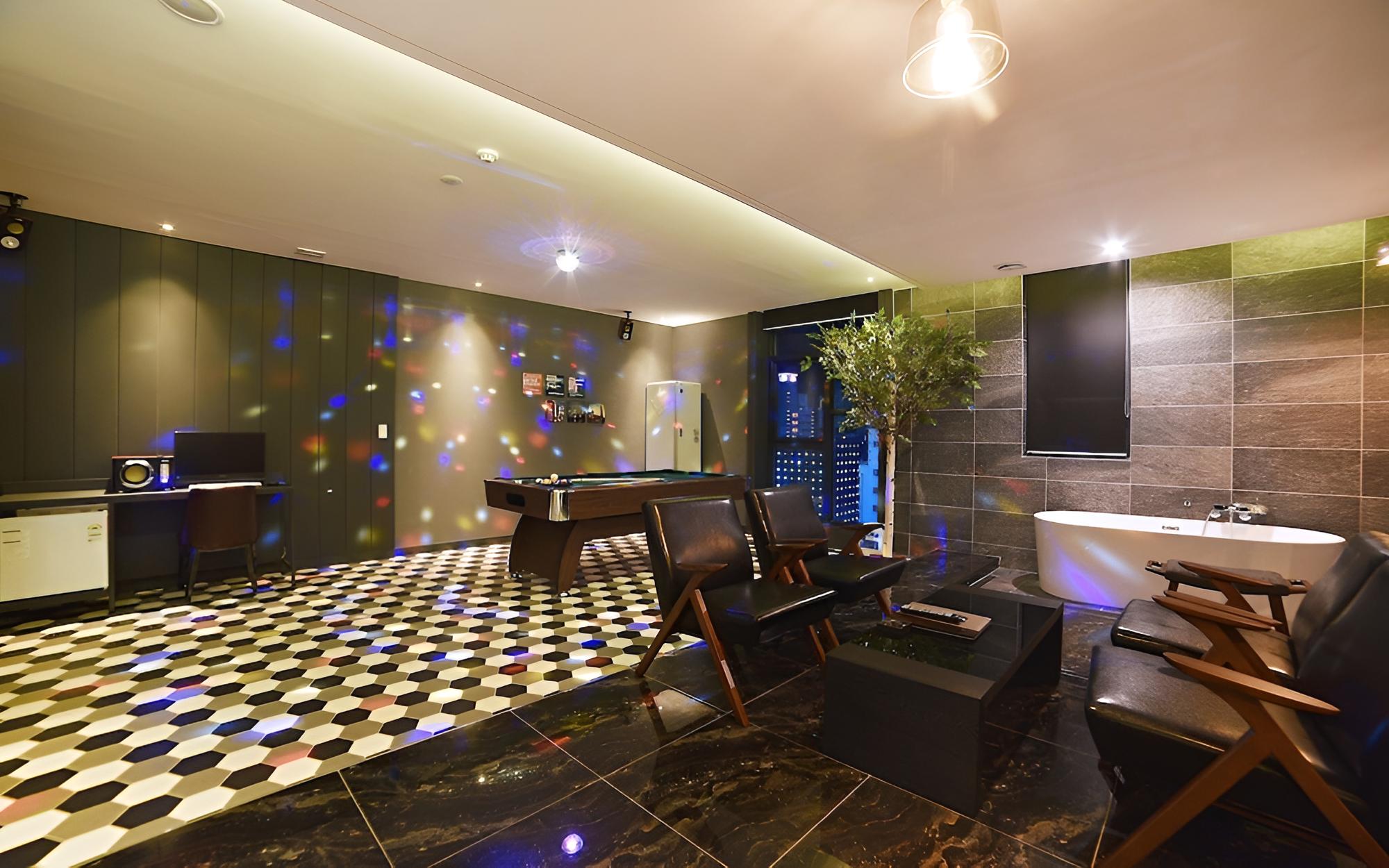 Room (Suite (Party billiard room styler equ) - Photo 9