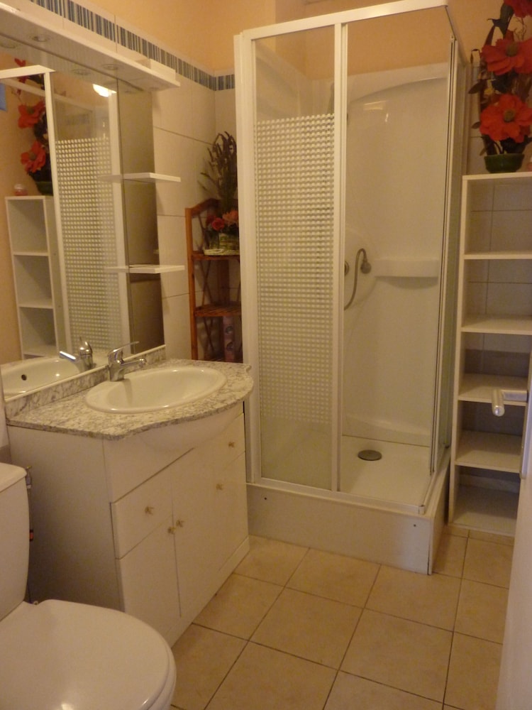 House, 2 Bedrooms photo 2