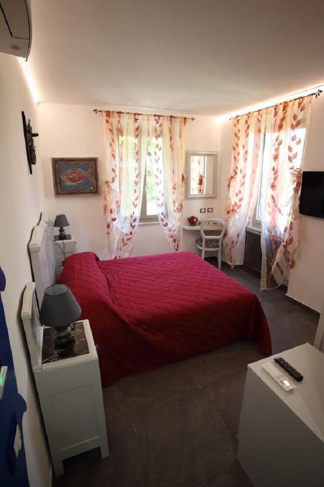 Double Room - Photo 6