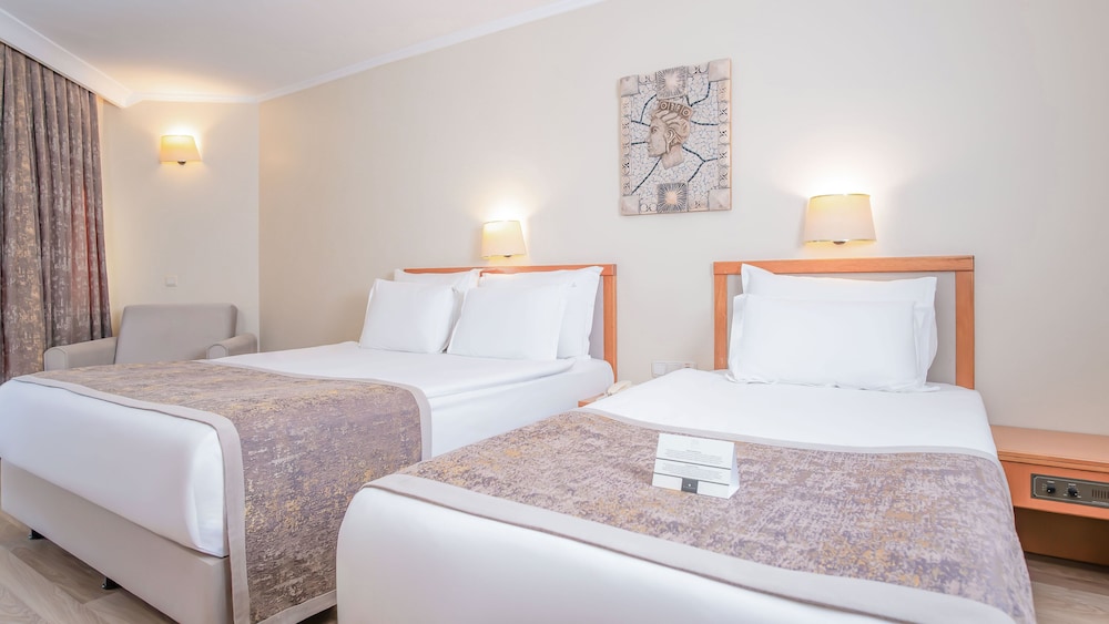 Standard Room, Partial Sea View