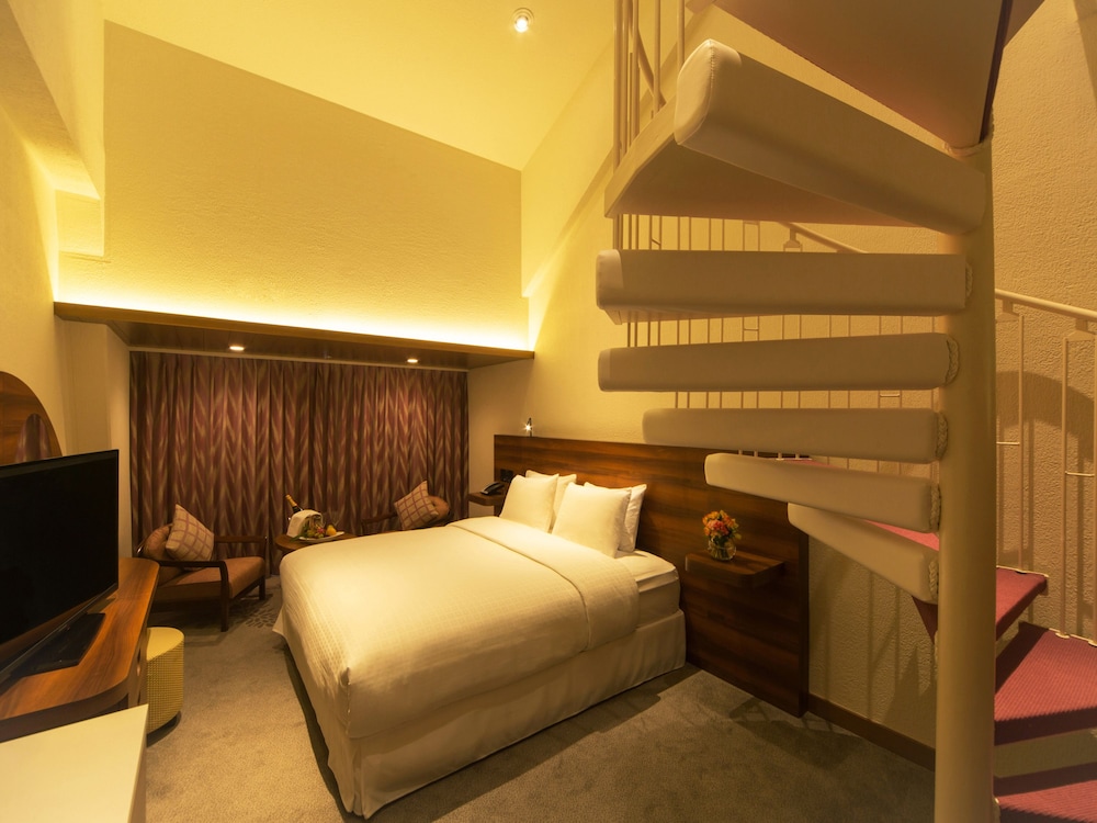 Ocean Maisonette Top Floor 1 King & 2 Futons (Main Tower), photo 6