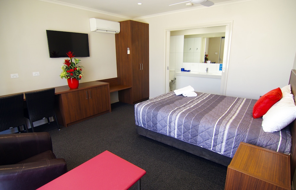 Superior Suite, 1 Queen Bed, Non Smoking (Queen) photo 2